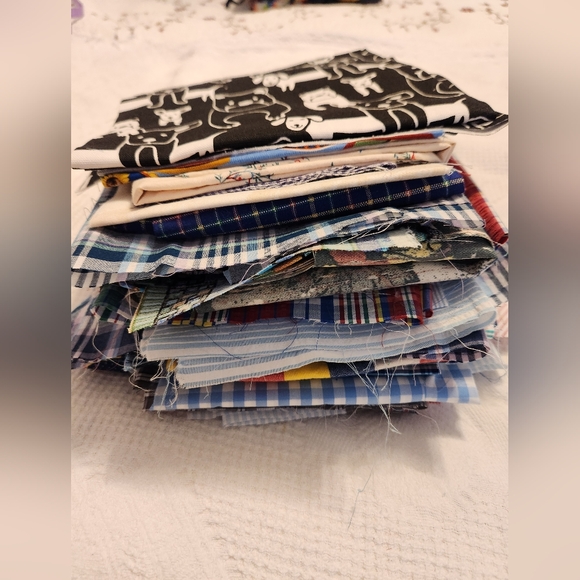 Cotton fabric scraps, assorted sizes and prints. - Picture 3 of 7